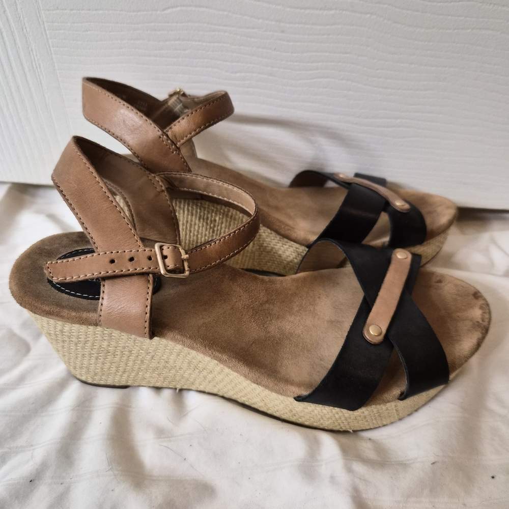 Clarks Tan and Black Wedge Sandals